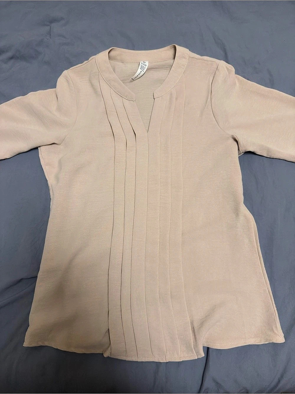 B Pleated Blouse in Beige Size Small Like New